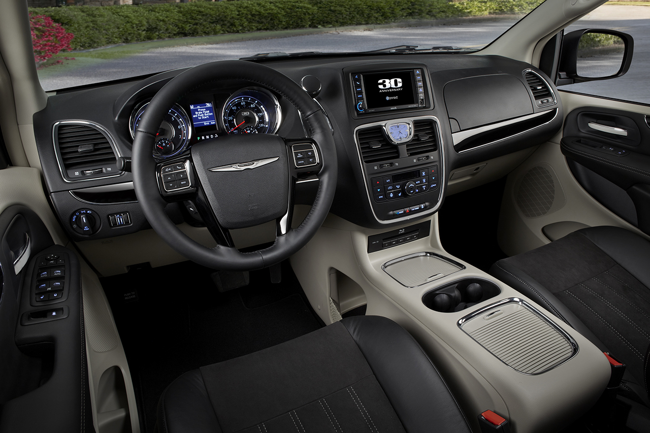 Chrysler Town and Country #8