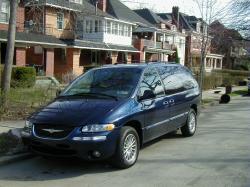 1992 Chrysler Town and Country #8