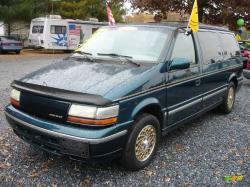 1995 Chrysler Town and Country #2