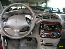 2000 Chrysler Town and Country #4