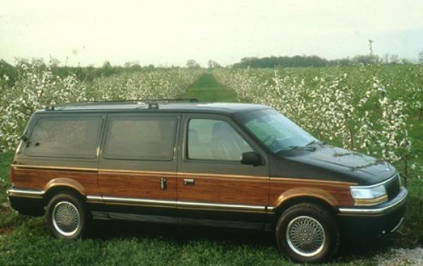 1990 Chrysler Town and Country #1