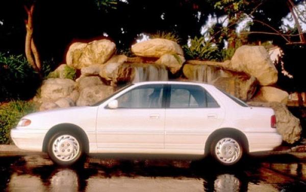 1995 Hyundai Elantra #1