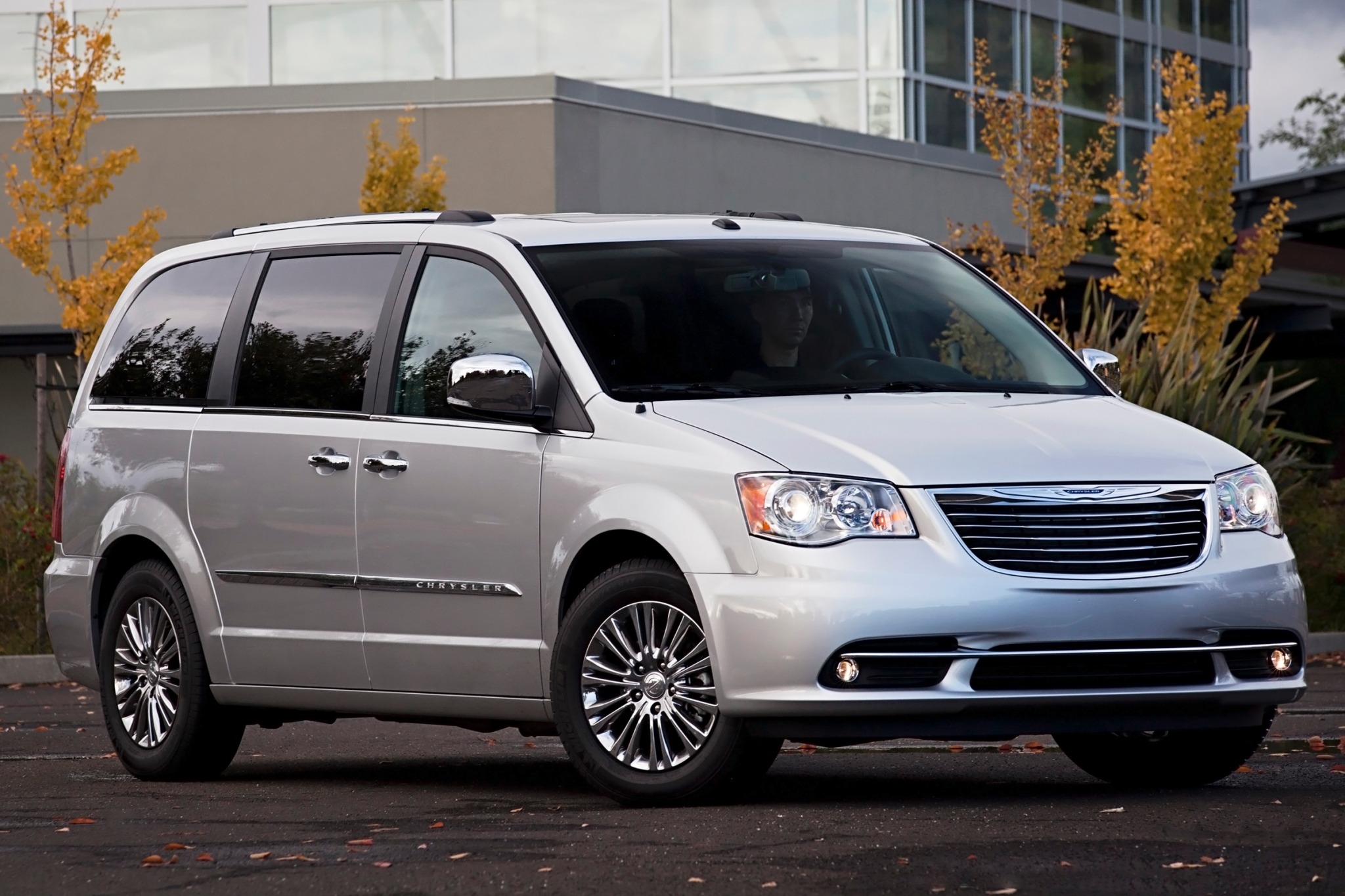 2013 Chrysler Town and Co exterior #4