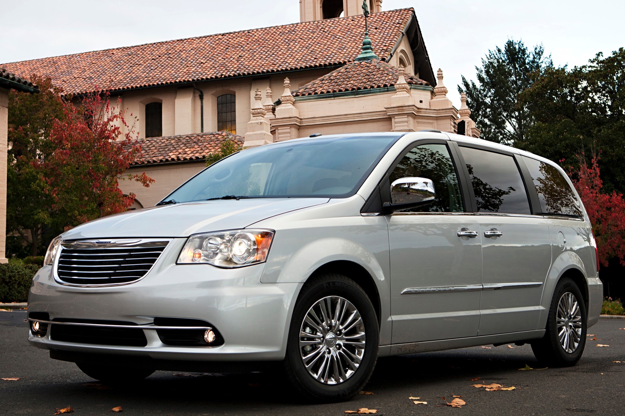 2013 Chrysler Town and Co exterior #5