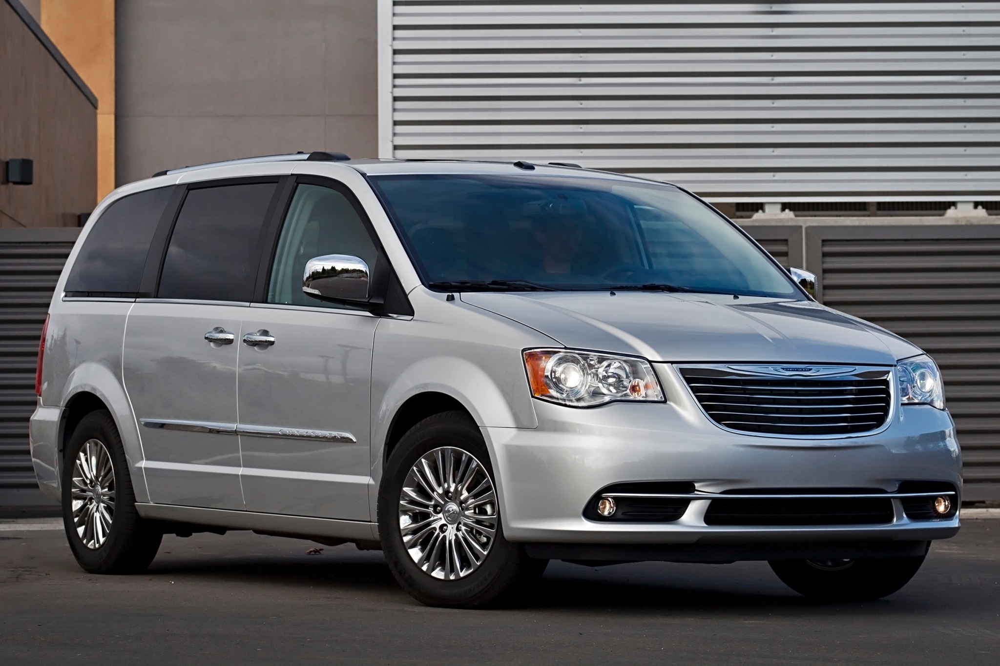 2013 Chrysler Town and Co exterior #3