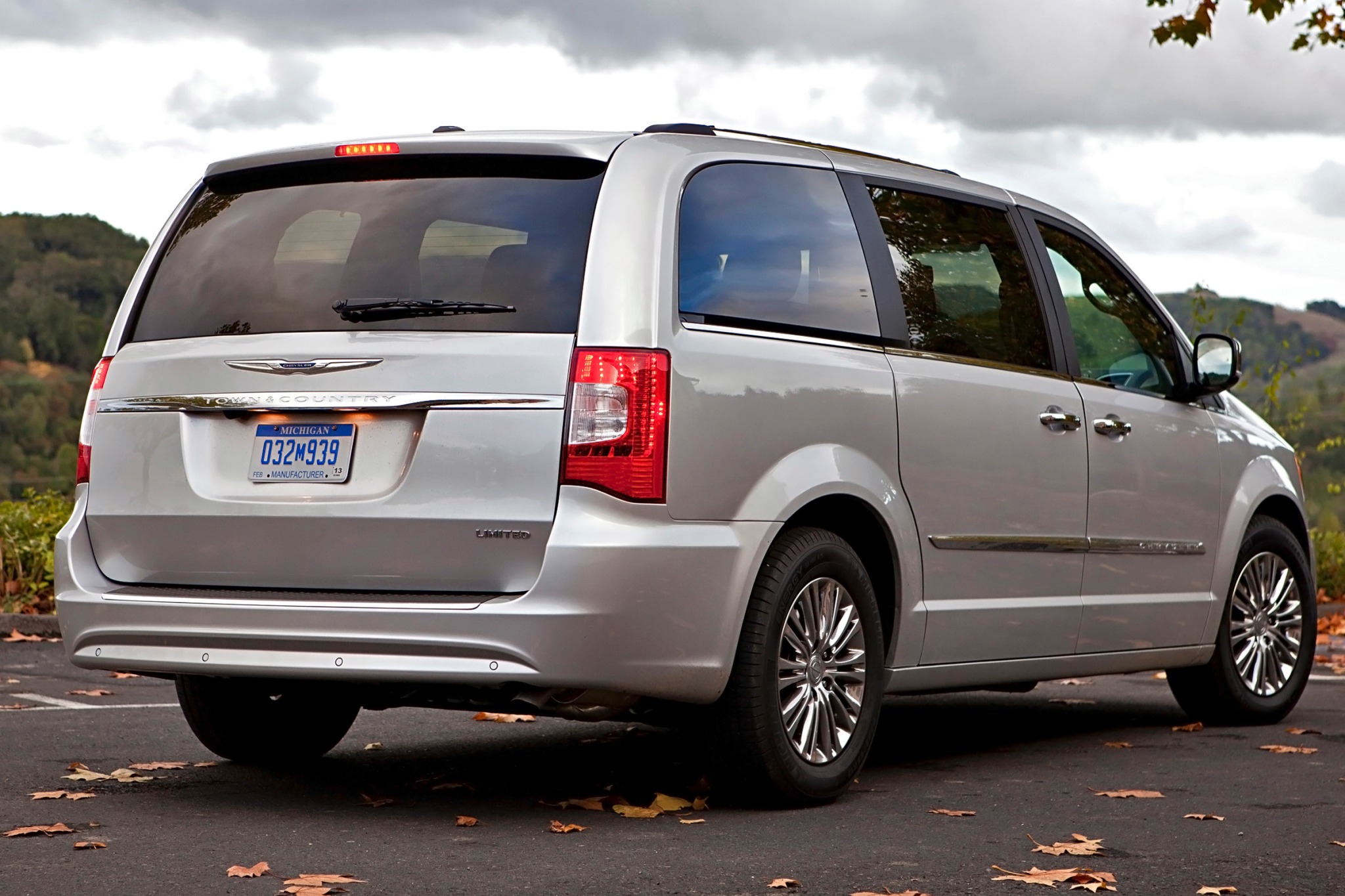 2013 Chrysler Town and Co exterior #8