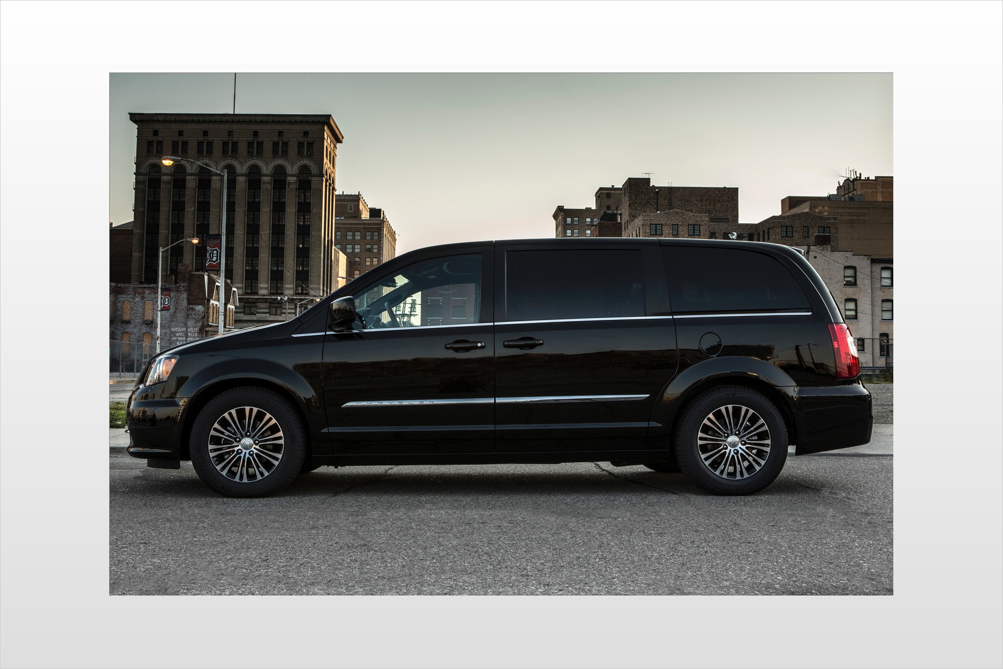 2013 Chrysler Town and Co exterior #6