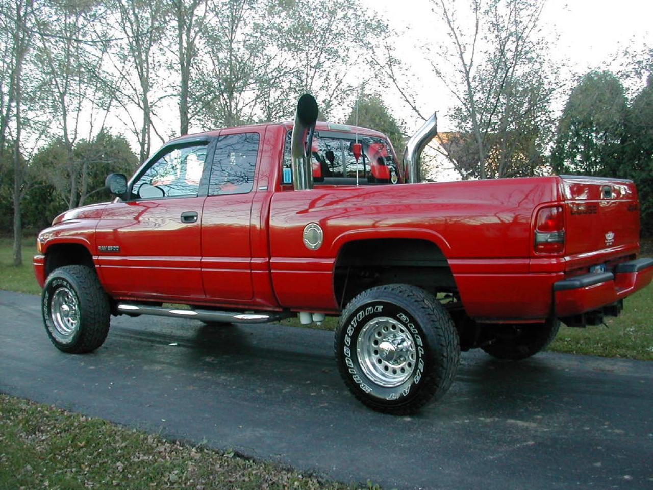 Глушитель пикап. Dodge Ram 2500 Pickup 2001. Dodge Ram Pickup 4. Красный пикап Ram 2500. Dodge Ram выхлоп вверх.