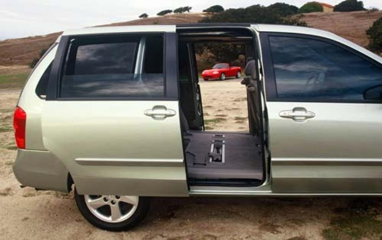 Задние двери мазда мпв. Дверь Mazda MPV 2005. Двери Мазда МПВ 2003. Mazda MPV задний расширитель. Mazda MPV задняя дверь.