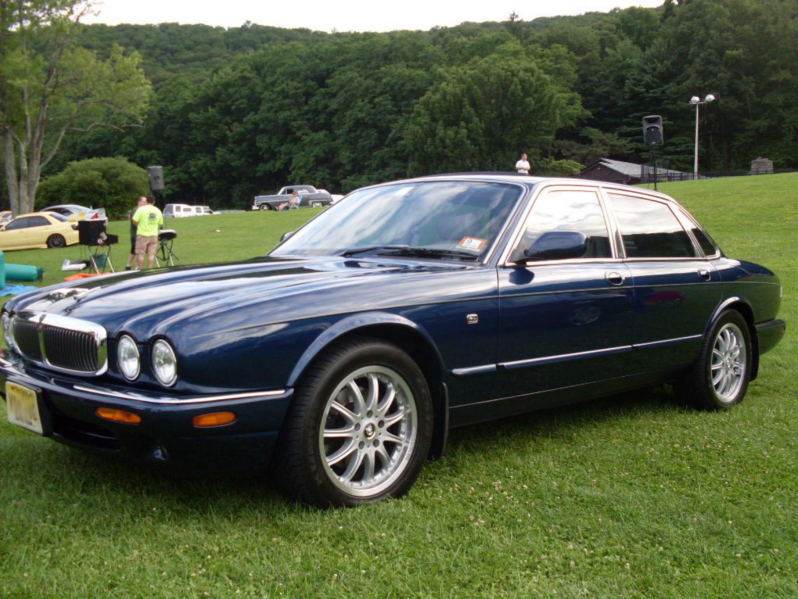 Jaguar car 2000