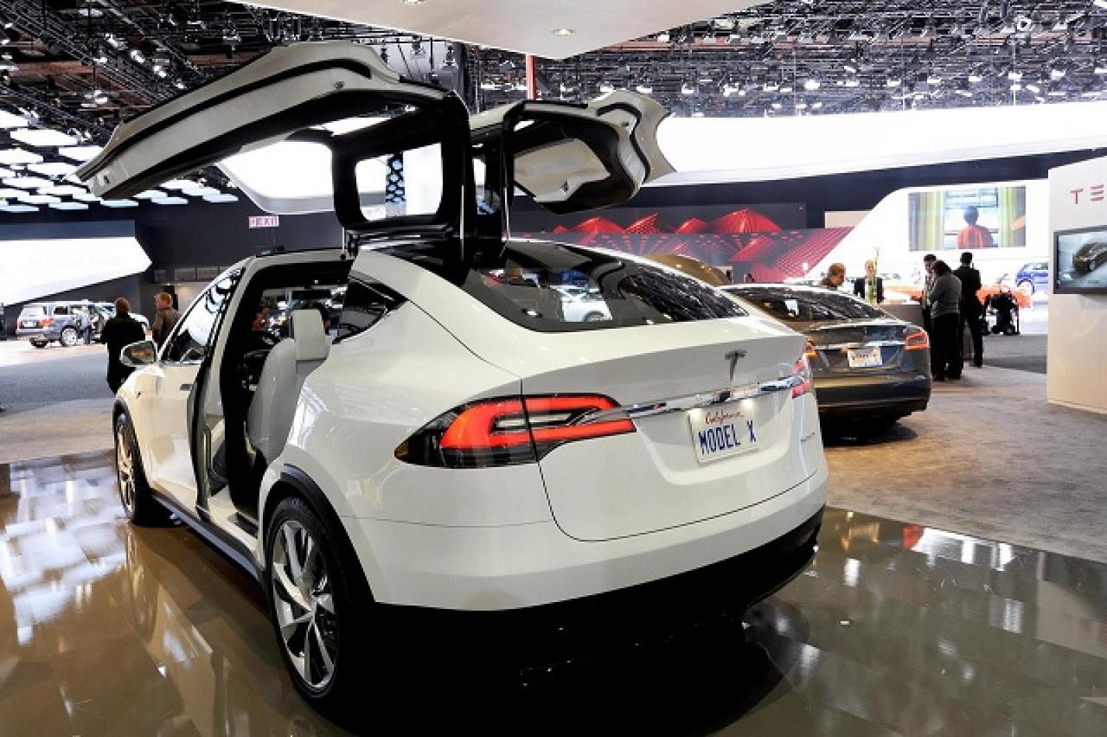 Тесла какой машина. Tesla model x 2015. Tesla model x 2015-2022. Tesla model x и BMW x6. Tesla model x Signature.