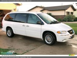 1999 Chrysler Town and Country #2
