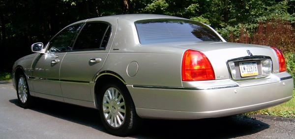 2004 Lincoln Town Car #1